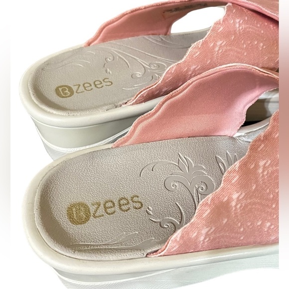 Bzees Padded Comfort Wedge Slide Sandals Scalloped Strap Women’s Size 8.… - Picture 9 of 11